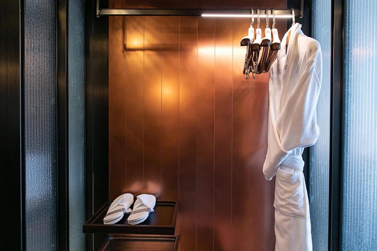 Mumian Beijing Daxing International Airport, Part Of Hyatt Hotel Ngoại thất bức ảnh A bathrobe and slippers in a hotel room